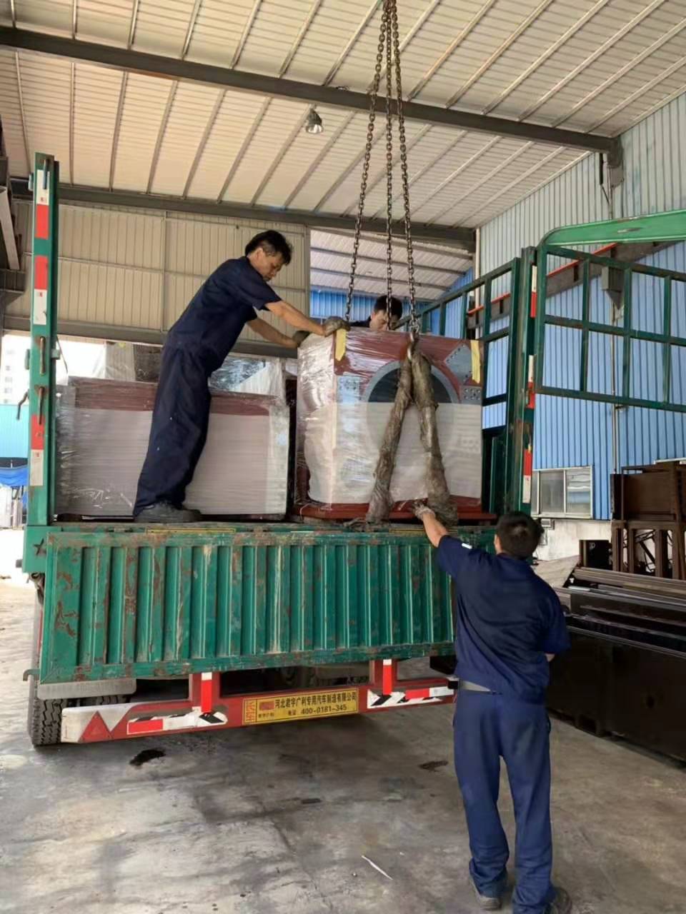 滿滿一車“大型自動化設備機架”發貨江蘇